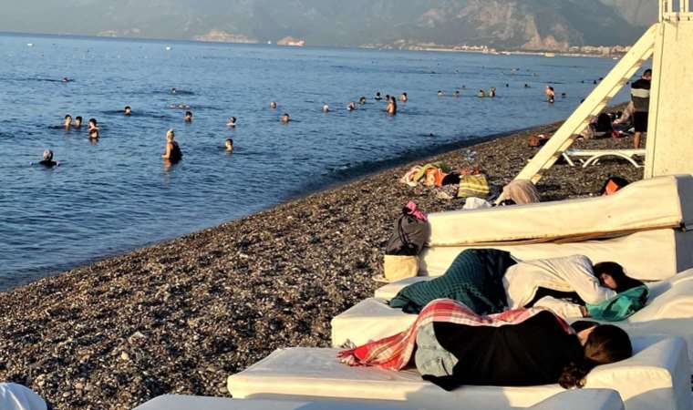 Yastık ve yorganla uyudular: Türkiye'nin ünlü plajı 'otele' döndü