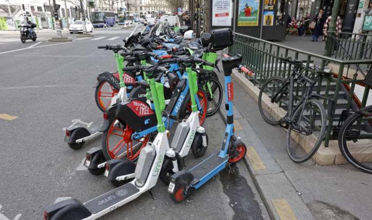 Paris, Avrupa'da kiralık e-scooterları yasaklayan ilk başkent oldu