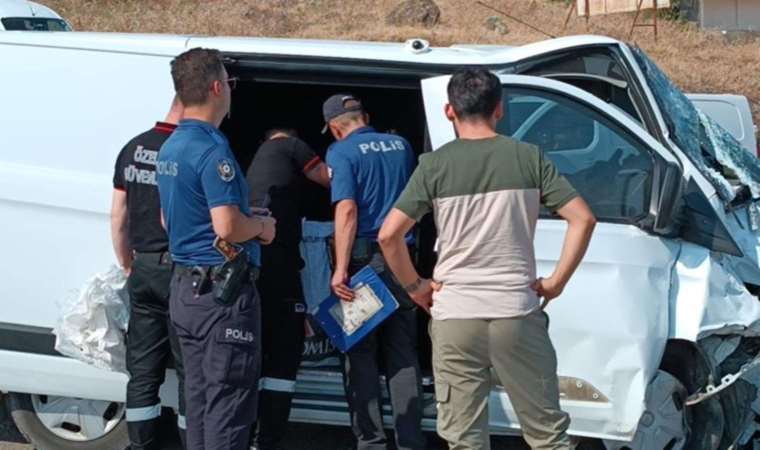 Para dolu nakil aracı otobüsle çarpıştı: 4 yaralı