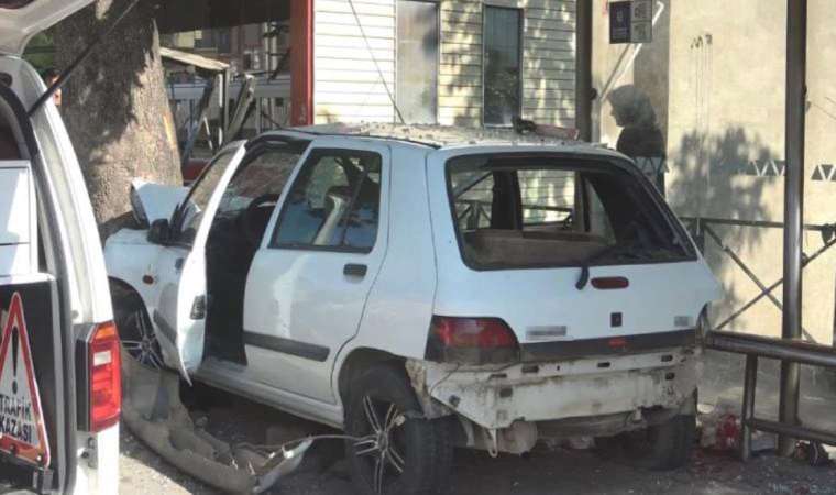 Bursa'da otomobil otobüs durağına daldı!