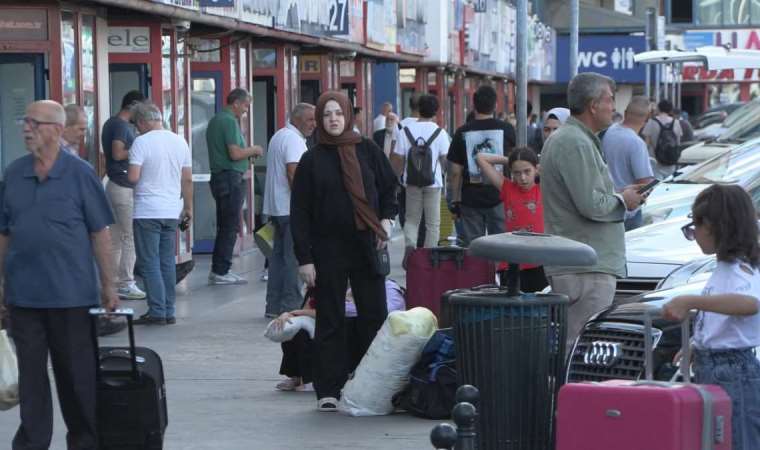 Esenler Otogarı'nda okula dönüş hareketliliği: 'Bilet fiyatları kötü, ayda yılda bir gelebilirim'