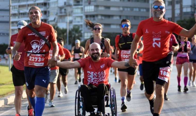 Milli sporcular 11. Uluslararası 9 Eylül İzmir Yarı Maratonu'nda podyuma çıktı