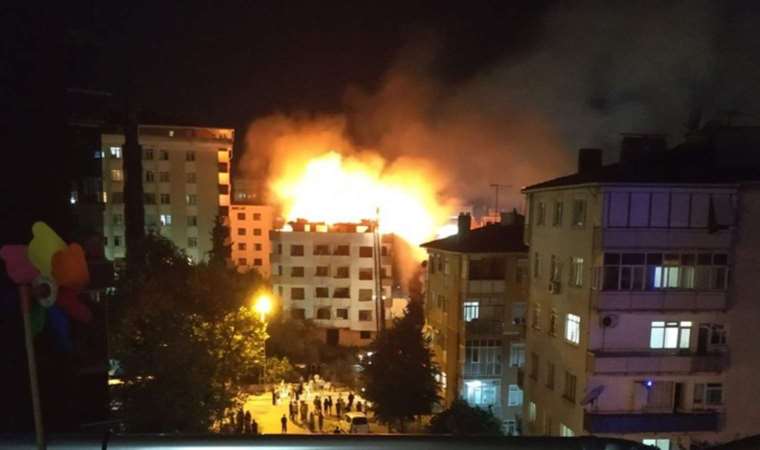 Pendik'te korkutan yangın: Metruk binanın çatı katı alev alev yandı!
