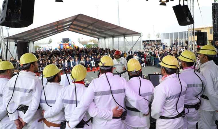Önce kurtardılar şimdi de moral verecekler: Madencilerden Hatay'da depremzedelere konser