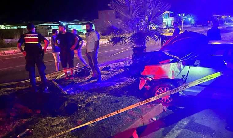 Otomobil, elektrik direğine çarptı; sürücü öldü, 3 yaralı