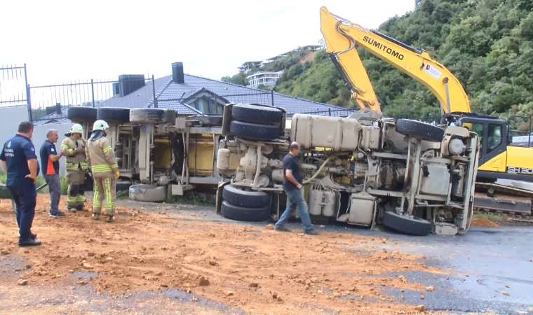 Sarıyer'de hafriyat kamyonu devrildi