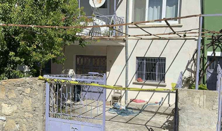 82 yaşındaki kadın, evinde 25’e yakın bıçak darbesi ile öldürülmüş halde bulundu