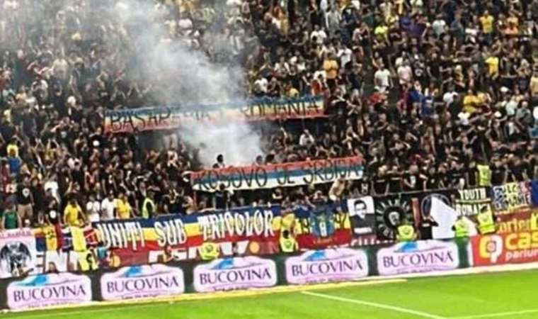 Romanya - Kosova maçında tribünde açılan pankart maçı durdurdu