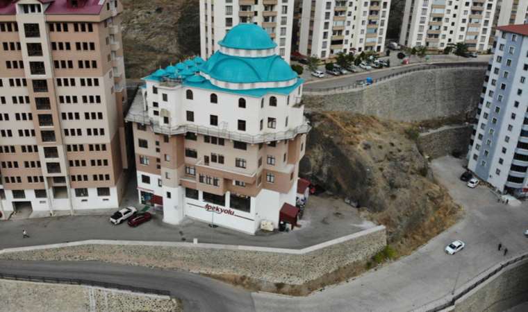 6 katlı apartman cami görenleri şaşırtıyor: 'Müteahhit günahlarını affettirmek için yaptı'