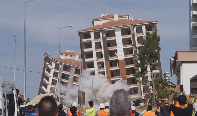 Malatya'da ağır hasarlı 2 bina patlayıcı ile yıkıldı: 'Sebep olanları Allah'a havale ediyoruz'