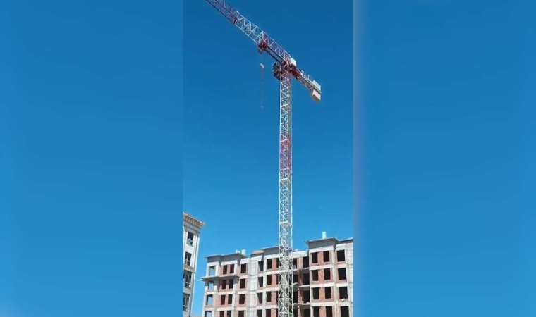 Aylardır ücretleri ödenmiyor: Esenler TOKİ’de işçiler vince çıktı