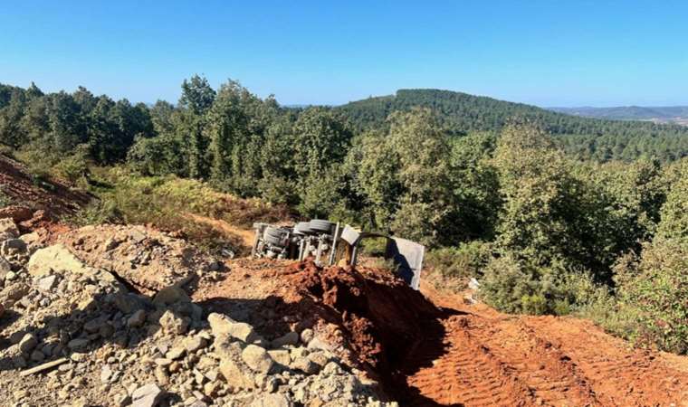 Hafriyat kamyonu şarampole yuvarlandı: Şoför ağır yaralı