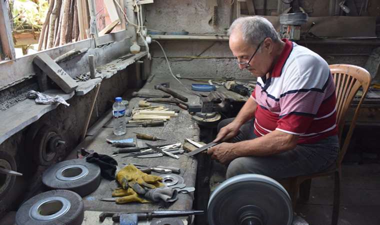 57 yıllık evli çift el emeğiyle Sürmene bıçağı üretiyor