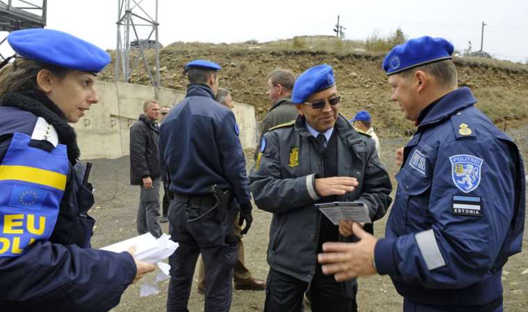 Kosovalı gazilerden EULEX karşıtı protesto: Cep telefonlar, merkeze fırlatıldı