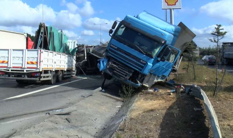 Çekmeköy'de TIR ile kamyonet çarpıştı: 2 yaralı