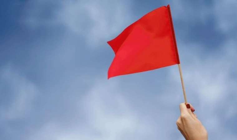 Red flag nedir? Red flag ne demek? İlişkilerde Red flag ne demek?