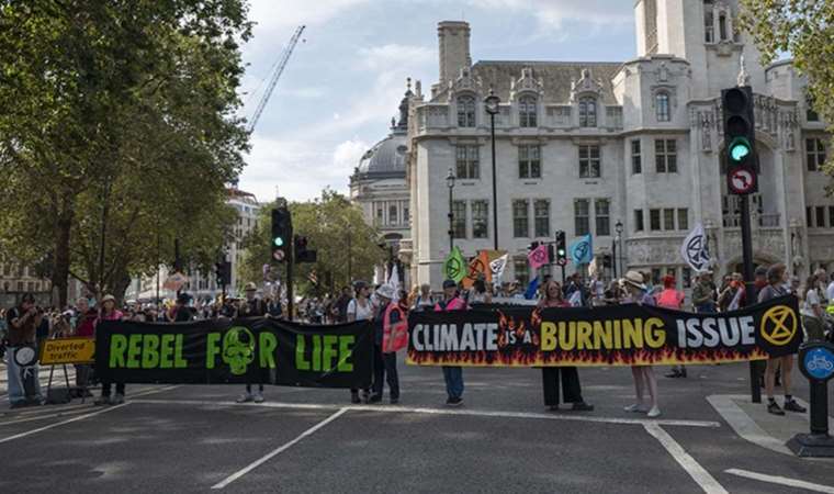 İklim aktivistleri Londra'da fosil yakıt karşıtı gösteri düzenledi