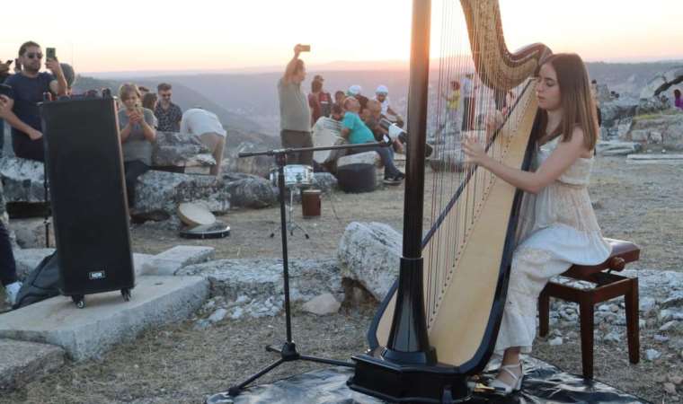 20 asırlık tapınakta gün batımı konseri