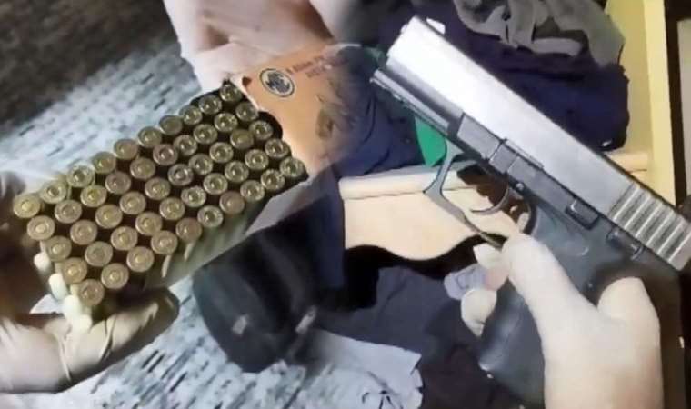 Ev değil 'cephanelik' çıktı: Poşet poşet silah ele geçirildi