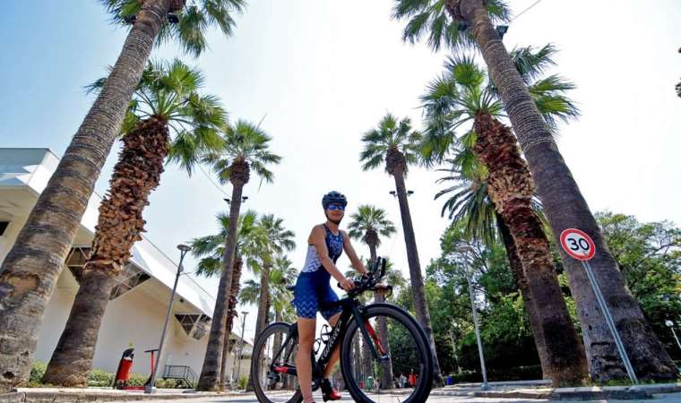 İzmir’in 'Demir Lady'si İtalya’dan madalyayla döndü