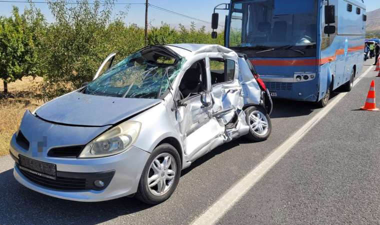 Malatya'da feci kaza... Cezaevi aracıyla otomobil çarpıştı!