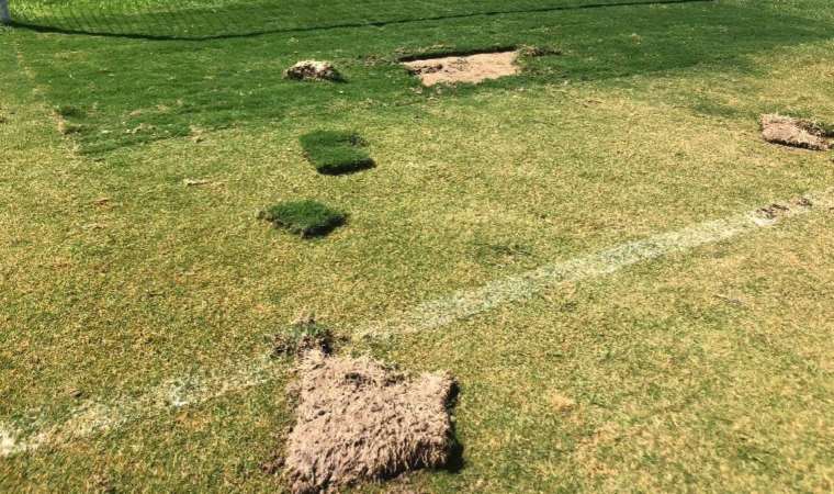 Kuşadası Özer Türk Stadı’na saldırı... Çimleri söktüler