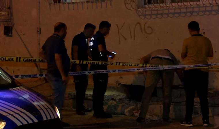 Güngören'de beton çöktü, oluşan çukura düşen 2 kişi yaralandı