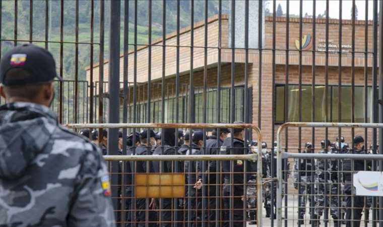 Hostage Crisis: Inmates Seize 50 Guards and 7 Police Officers in 6 Ecuadorian Prisons