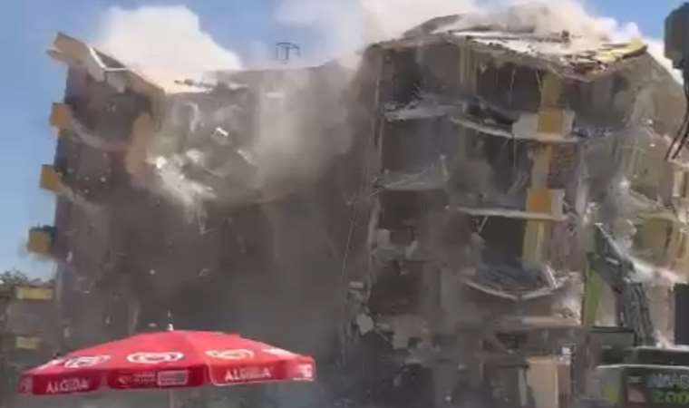 Gaziantep'te hasarlı 5 katlı bina, yıkım sırasında çöktü