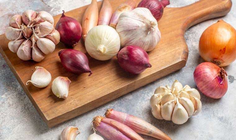 Meğerse yıllardır yanlış yapıyormuşuz... Soğan ve sarımsağı birlikte pişiriyorsanız dikkat!