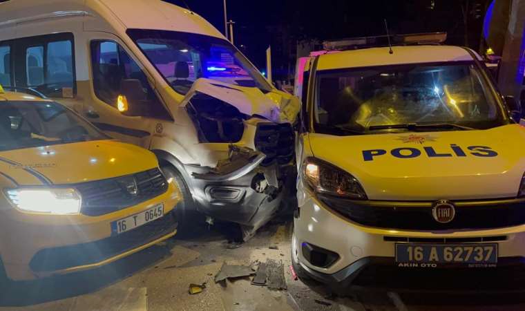 Polis aracı, servis minibüsü ve taksi çarpıştı: 3'ü polis 6 yaralı