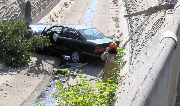 Sultanbeyli'de 17 yaşındaki sürücü otomobiliyle su kanalına uçtu