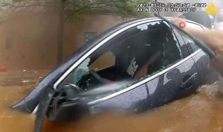 Sel suyuna saplanan araçtaki sürücü cam kırılarak kurtarıldı