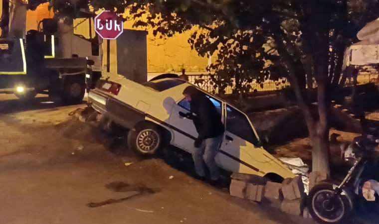 Otomobil apartman bahçesine düştü: 3 yaralı