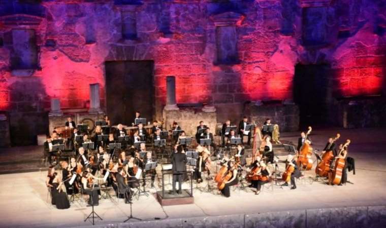 Aspendos Antik Tiyatrosu'nda büyüleyici kapanış: Ünlü sanatçılar büyük ilgiyle karşılandı