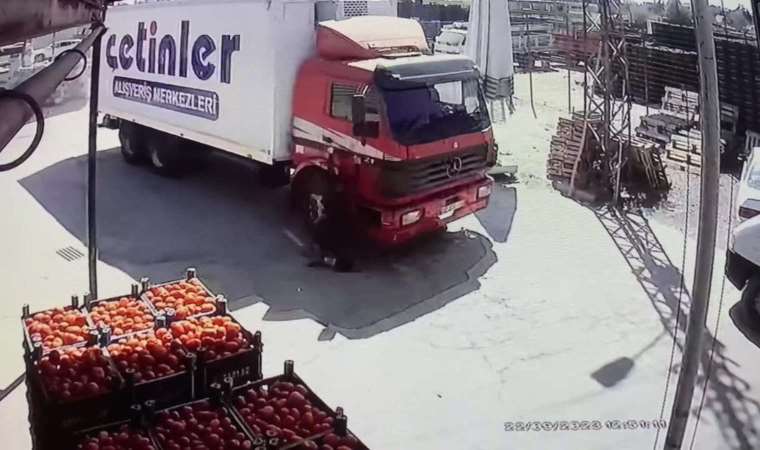 O anlar kameraya yansıdı... Kapısına tutunduğu kamyon sonu oldu!