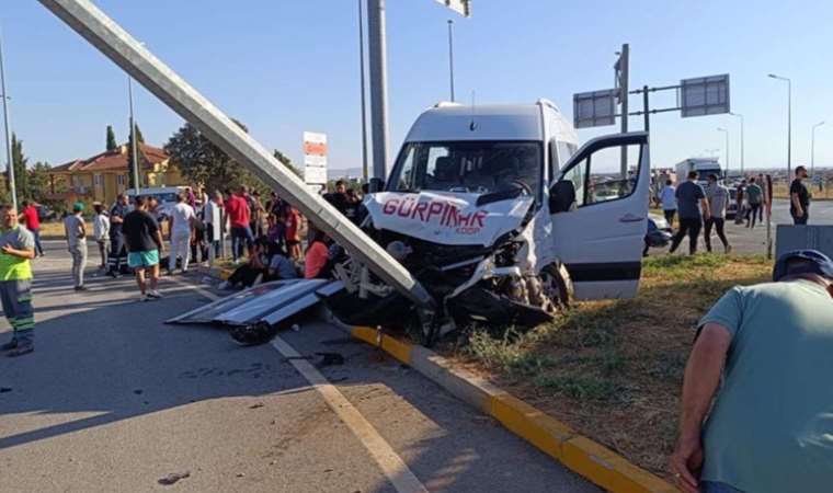 Denizli'de öğrenci servisi iki otomobile çarptı: Yaralılar var!