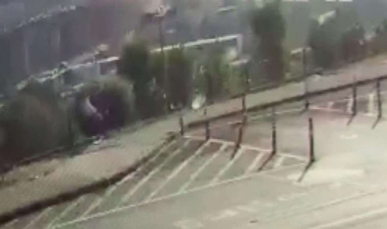 Ehliyet sınavını bekliyordu... Yaslandığı yerden düştü!