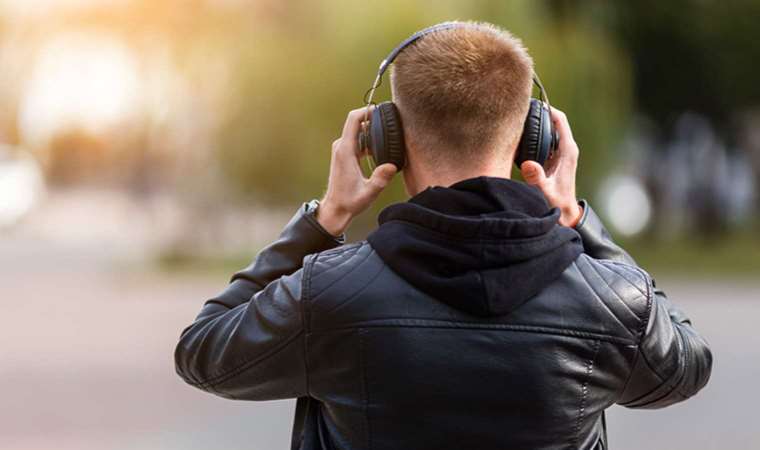 Uzun süre kulaklıkla müzik dinlemek işitme kaybına neden oluyor