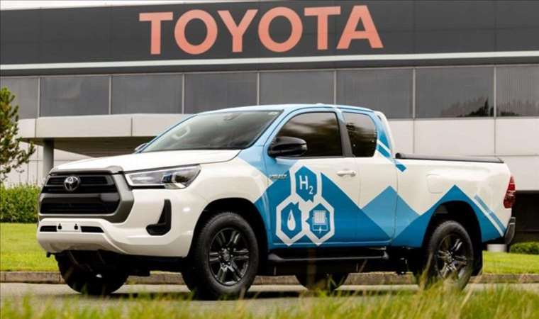 Benzine, mazota, şarj beklemeye son: Toyota Hilux geliyor...