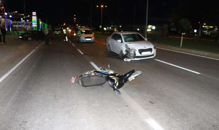 2 otomobilin çarptığı motosiklet sürücüsü hayatını kaybetti