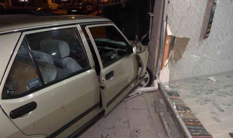 Alkollü sürücü trafikte dehşet saçtı, iş yerine çarparak durabildi: 2 yaralı