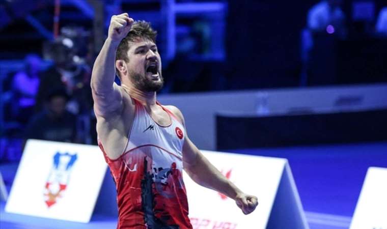 Milli sporcu Ali Cengiz, Dünya Güreş Şampiyonası'nda altın madalya kazandı