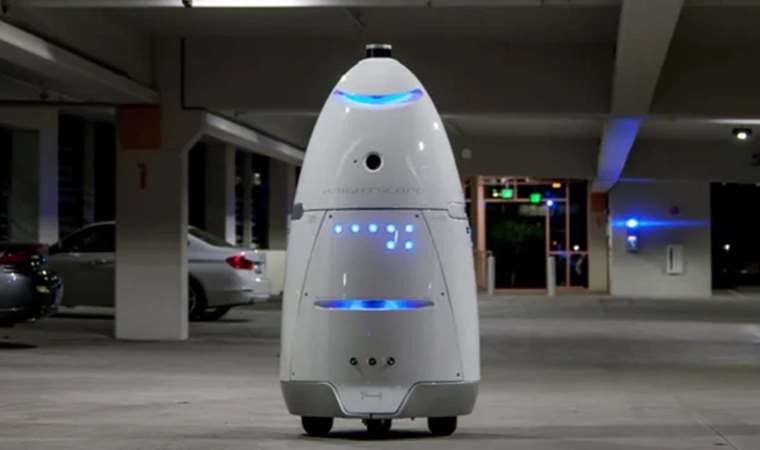 Robot polisler metrolarda görev almaya başladı