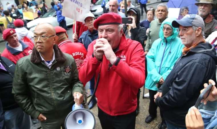 Kararı beğenmeyen göçmen karşıtlarından protesto