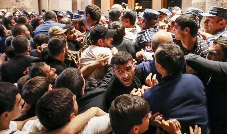 Ermenistan'da hükümet karşıtı protestolar şiddetlendi: Yüzlerce gözaltı var