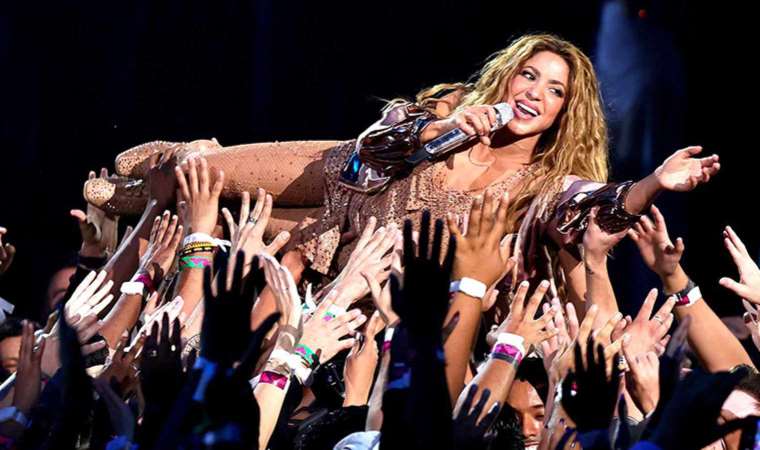 Shakira'dan Pique'ye yeni gönderme: Kovduğu bakıcıya destek!