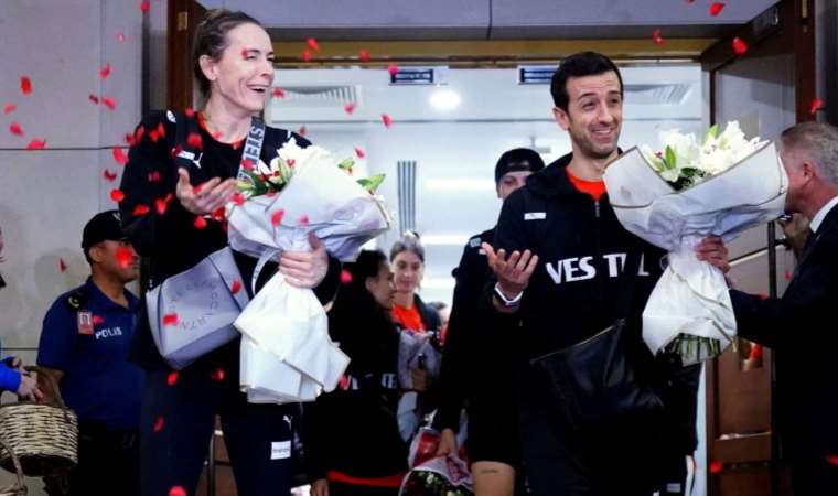 Namağlup olimpiyat kotası almışlardı... Filenin Sultanları yurda döndü!