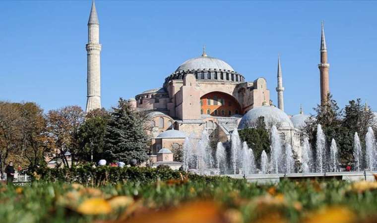 Tahribat devam ediyor: Ayasofya’nın kapısını kırdı, ‘sadece ittirdim’ dedi