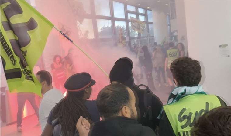 Demiryolu çalışanları bakanlık binasını bastı